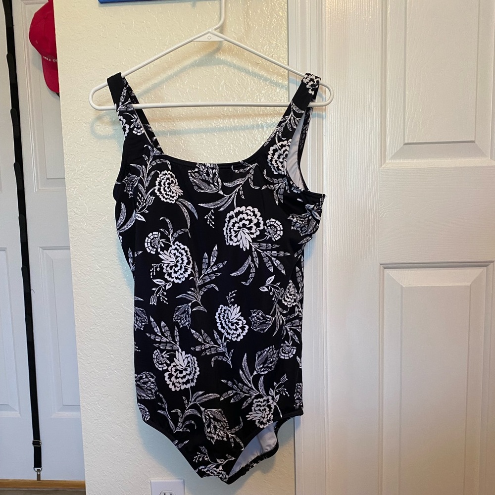 Lands’ End Chlorine Resistant Tank, Lined, Sz 18